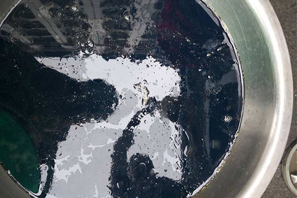 液壓油發黑是什么原因導致的
